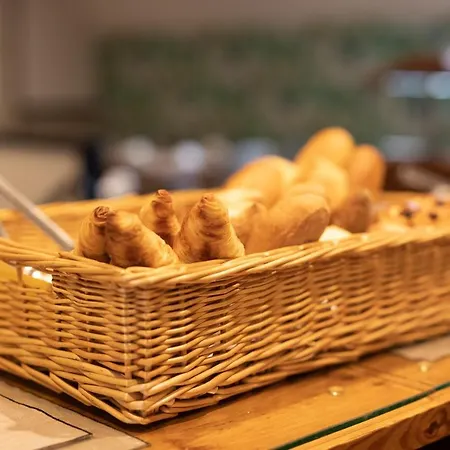 호텔 Cit'hotel - Le Cedre 누아용