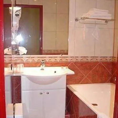 Cit'hotel - Le Cedre 누아용